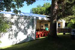 La carpa con las mesas ya montadas