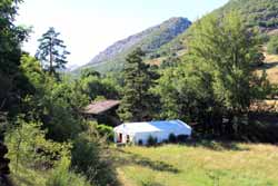 Vista general de la carpa, la finca y la casa