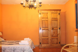 Armario antiguo en la habitación de la entrada