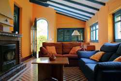 El salón-galería con la puerta de entrada al fondo