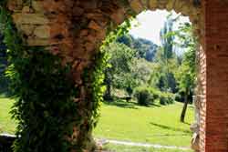 jardín desde un arco del soportal