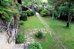 Jardín desde la puerta de entrada
